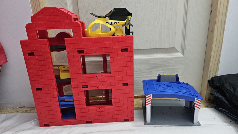 Playmobil stație garaj pompieri și politie de jucarie