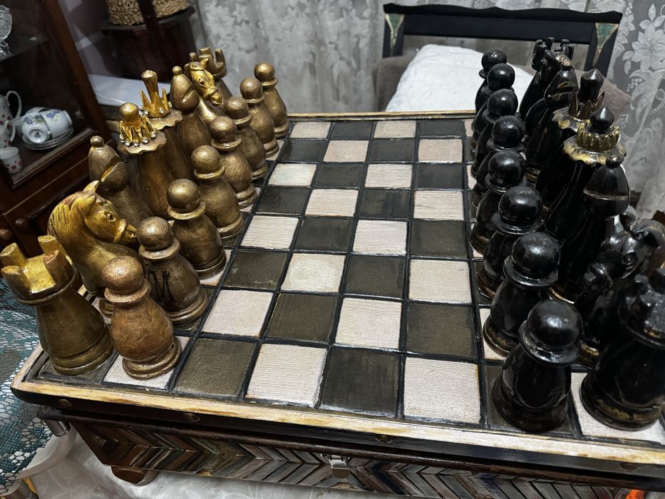 Шахматы из дерева.