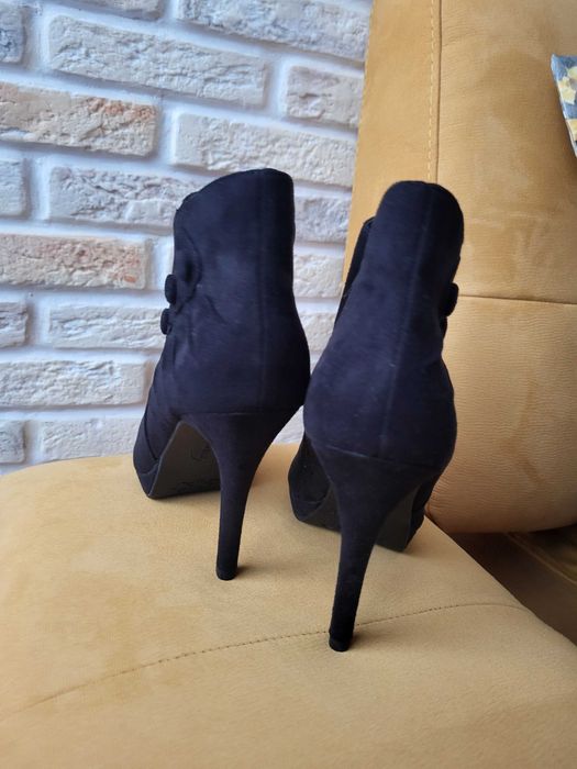 Елегантни боти от велур нови