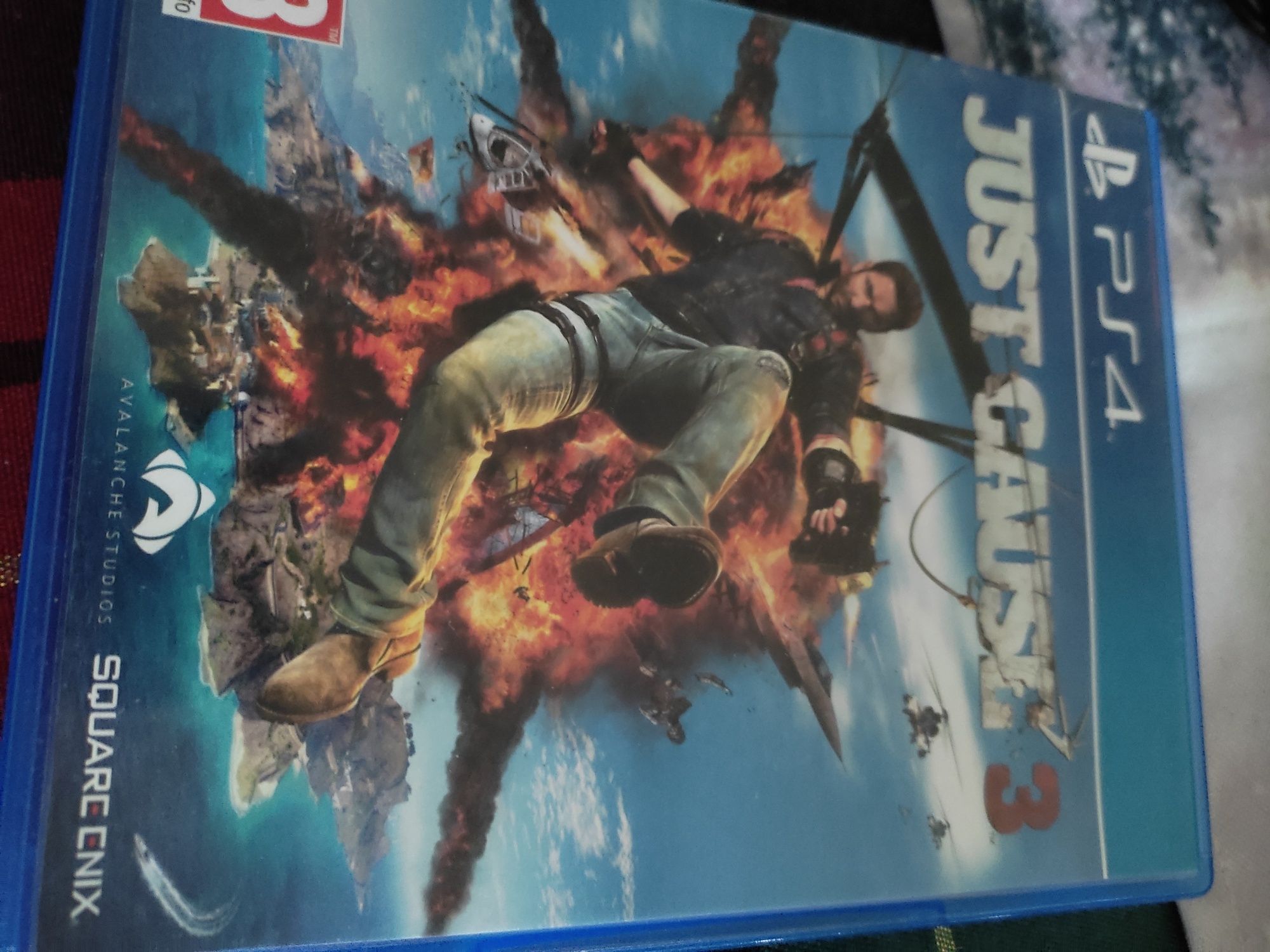 Продавам PS4 с два джойстика и 4 игри