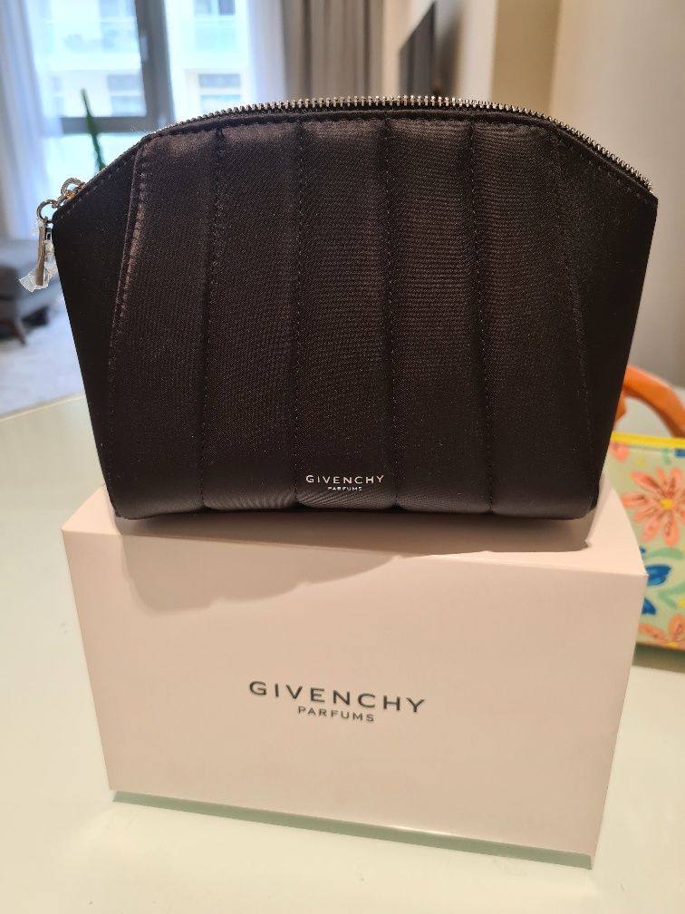 Косметичка Givenchy новая