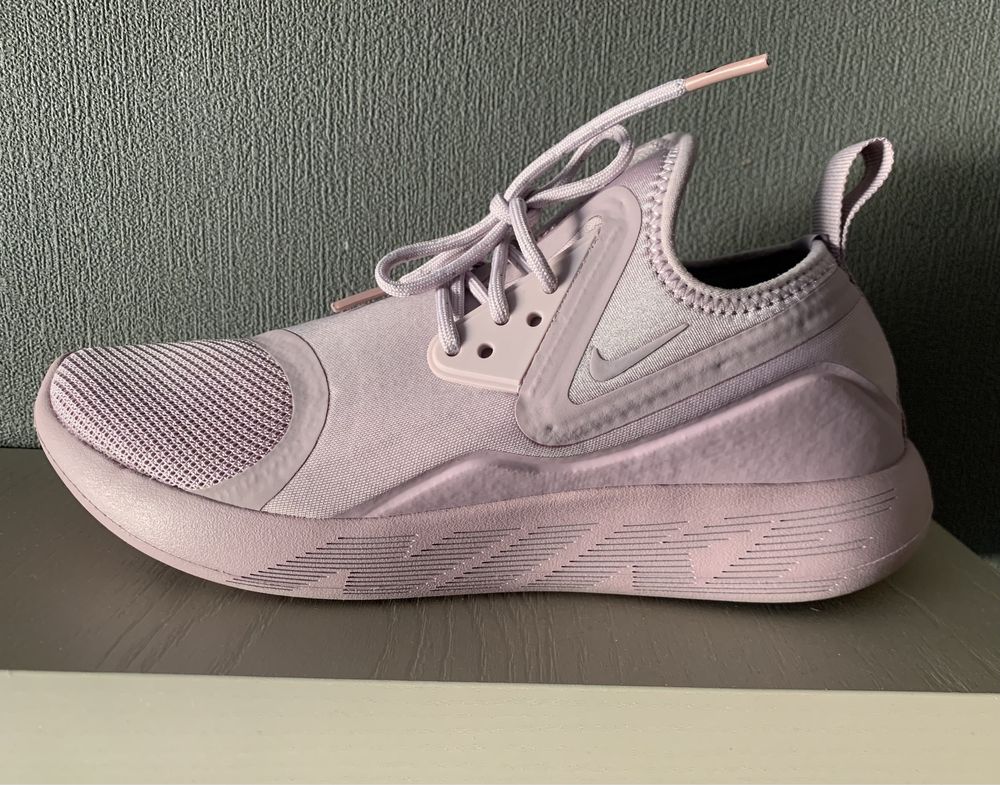 Нови дамски маратонки Nike Lunarcharge Essential