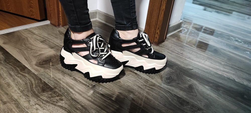 Vând adidasi mărimea 34