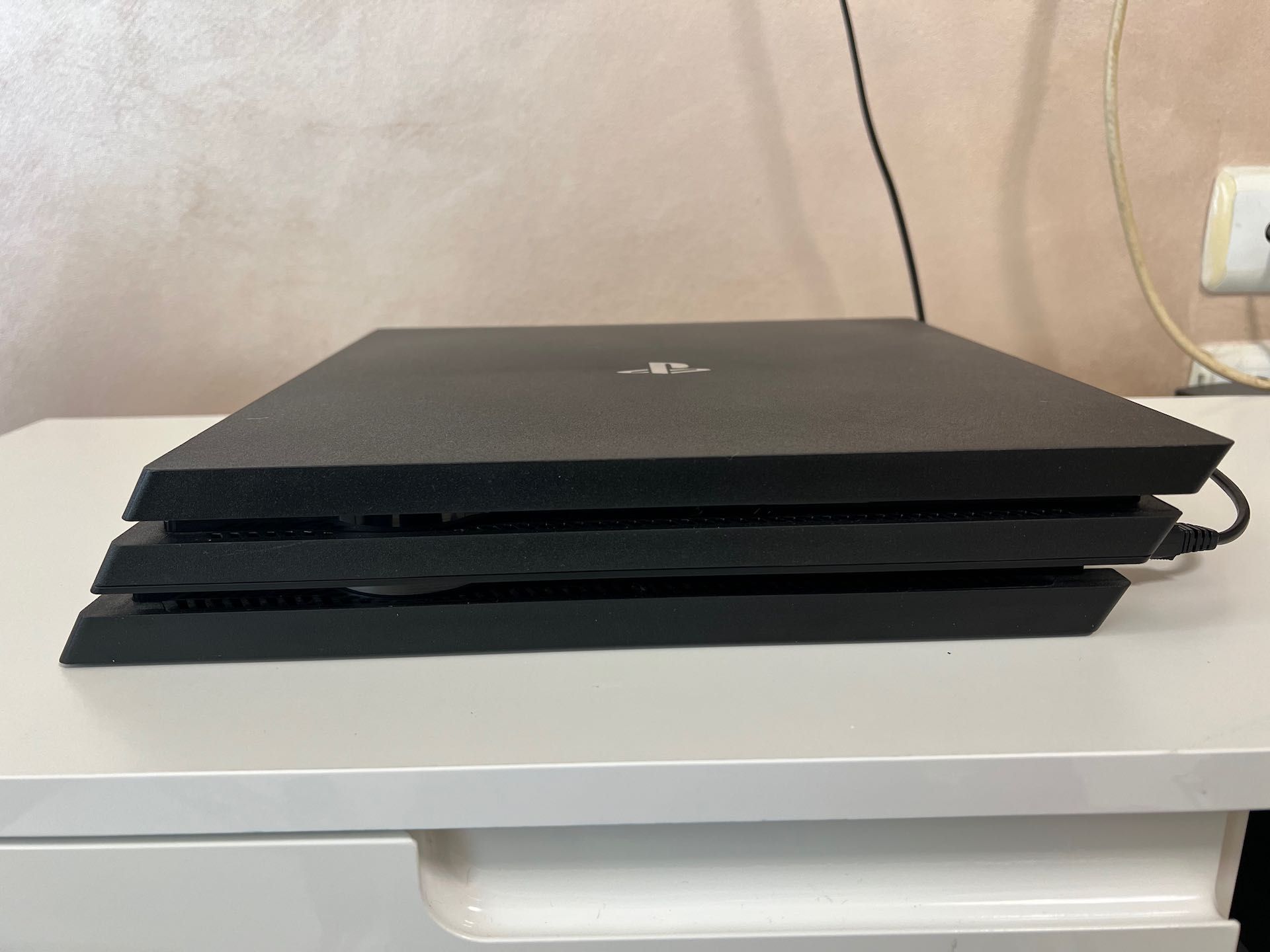 PlayStation 4 Pro 1TB  (PS4 PRO) с два джоистика и 4 игри