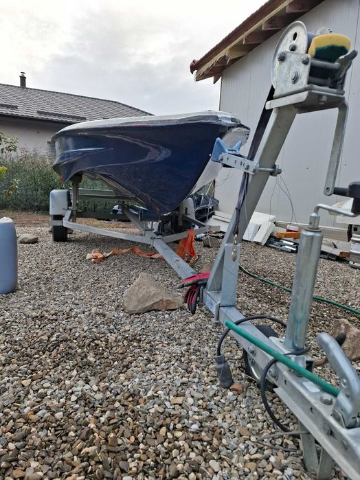 Barca de pescuit fara motor