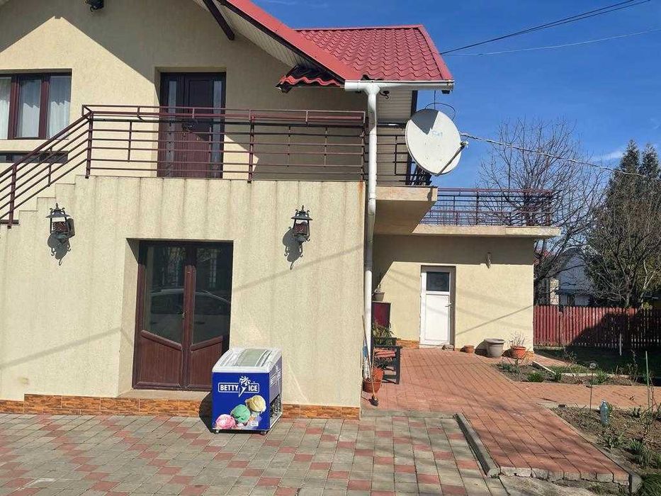 Vilă - spaţiu comercial/clinică medicală parter si apartament etaj.