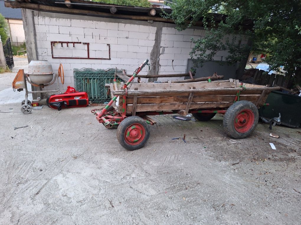 Vând două căruțe foarte bune una mare și una mai mică