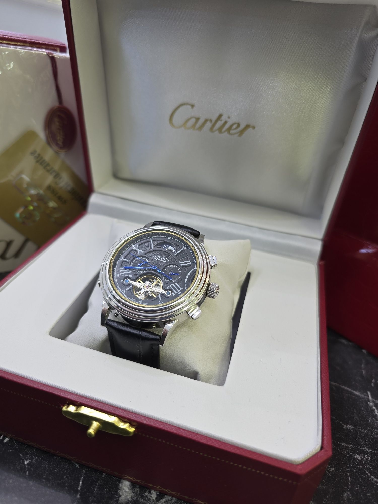 Продам наручные часы Cartier из белого золота в крупном диаметре.