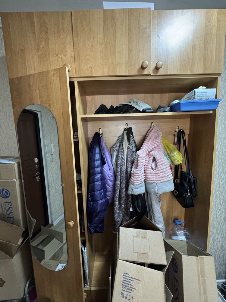Продам прихожую шкаф