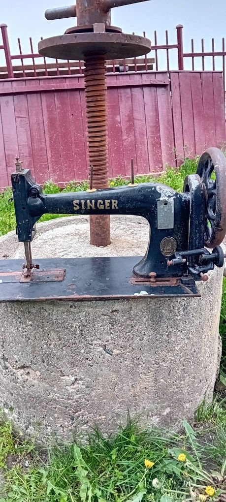 Mașină cusut veche singer