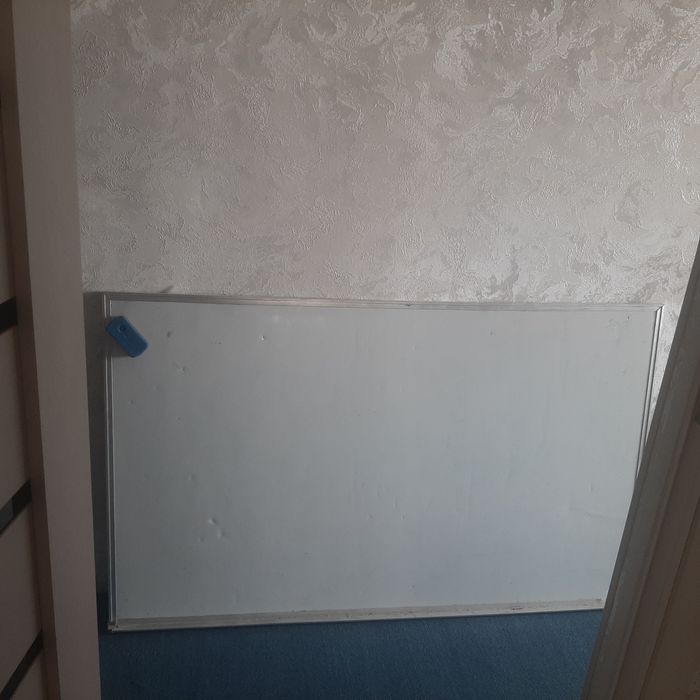 Doska sotiladi markernaya