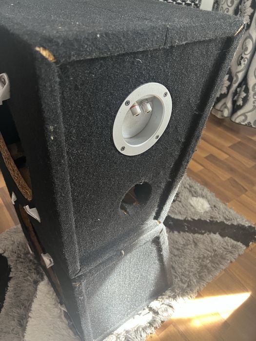 Vand 2 incinte pentru subwoofer auto.