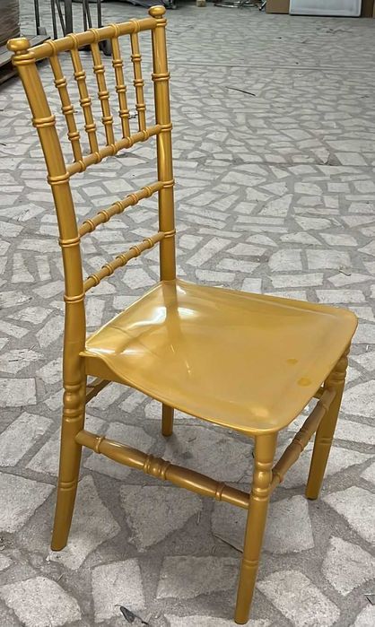Inchiriez scaune Chiavari aurii/golden