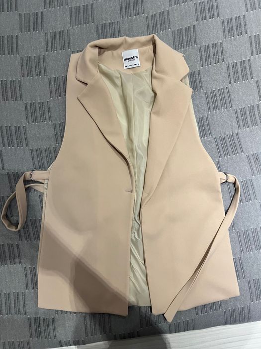 Дамски бежов елек