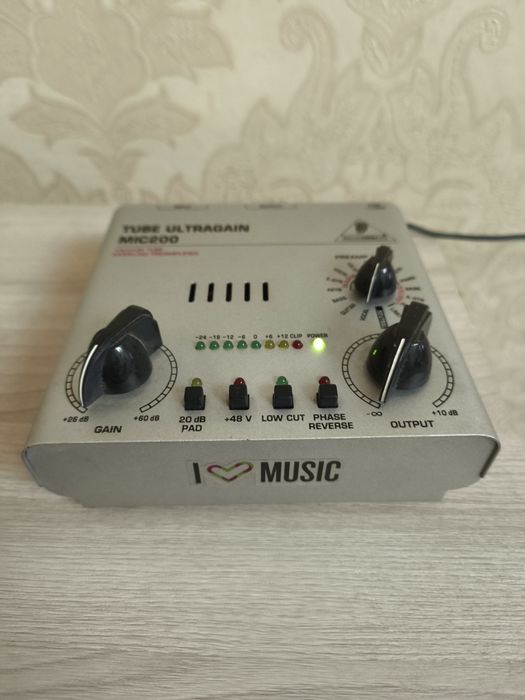 Ламповый предусилитель BEHRINGER MIC200