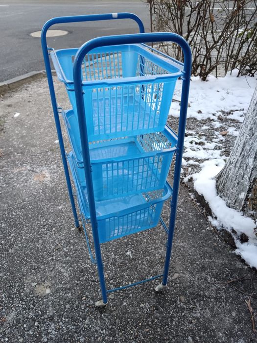 Raft din fier cu 3 coșuri de depozitare
