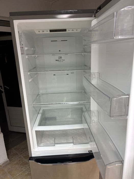 Хладилник LG с долна камера