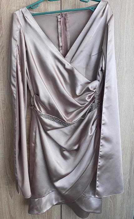 Официална рокля подходяща за поводи