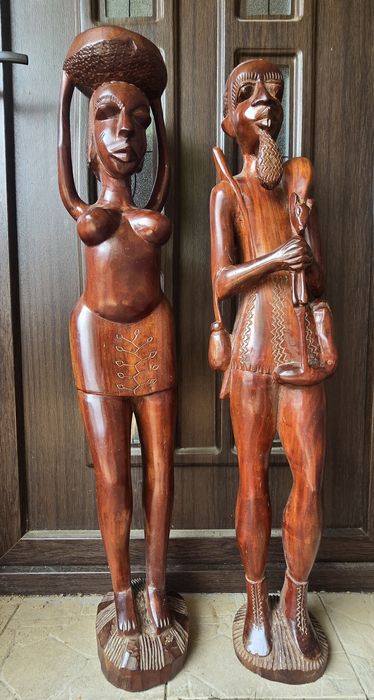 Doua statuete abanos înălțime 1 metru, greutate 16 kg.