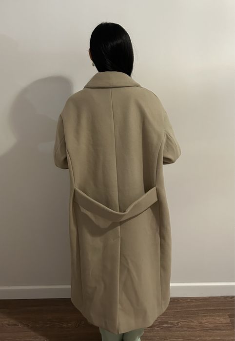Оверсайз пальто от бренда H&M в цвете беж