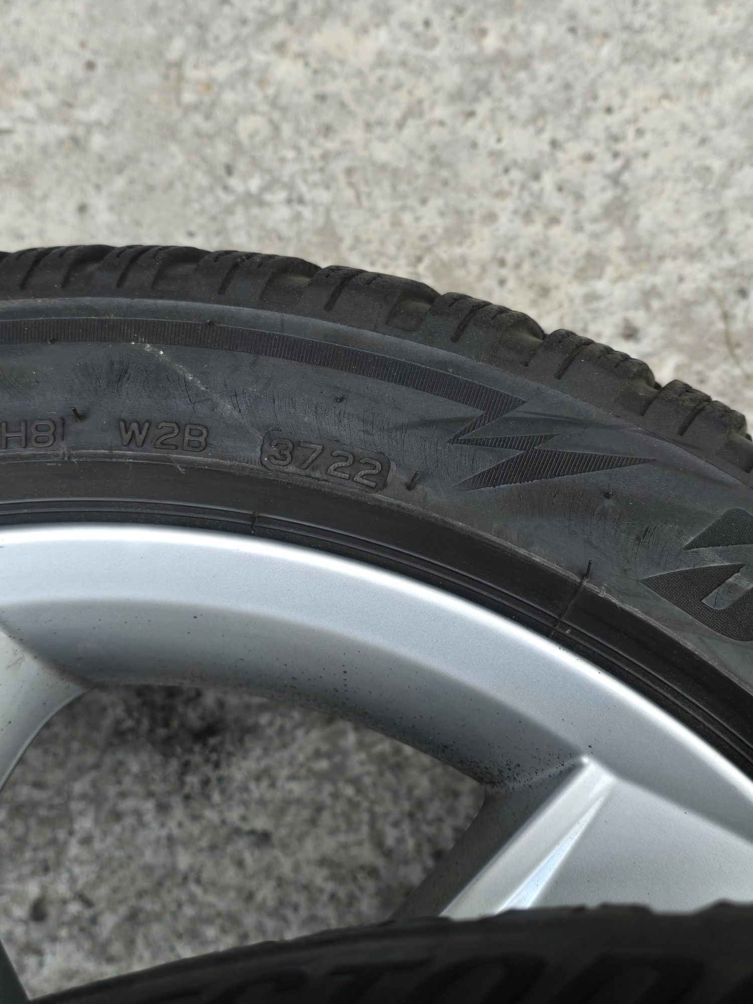 2 Броя 225/45/17 Bridgestone 6mm 22dot