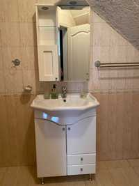 Санитария за баня - мивка със смесител и шкафове, вана и тоалетна