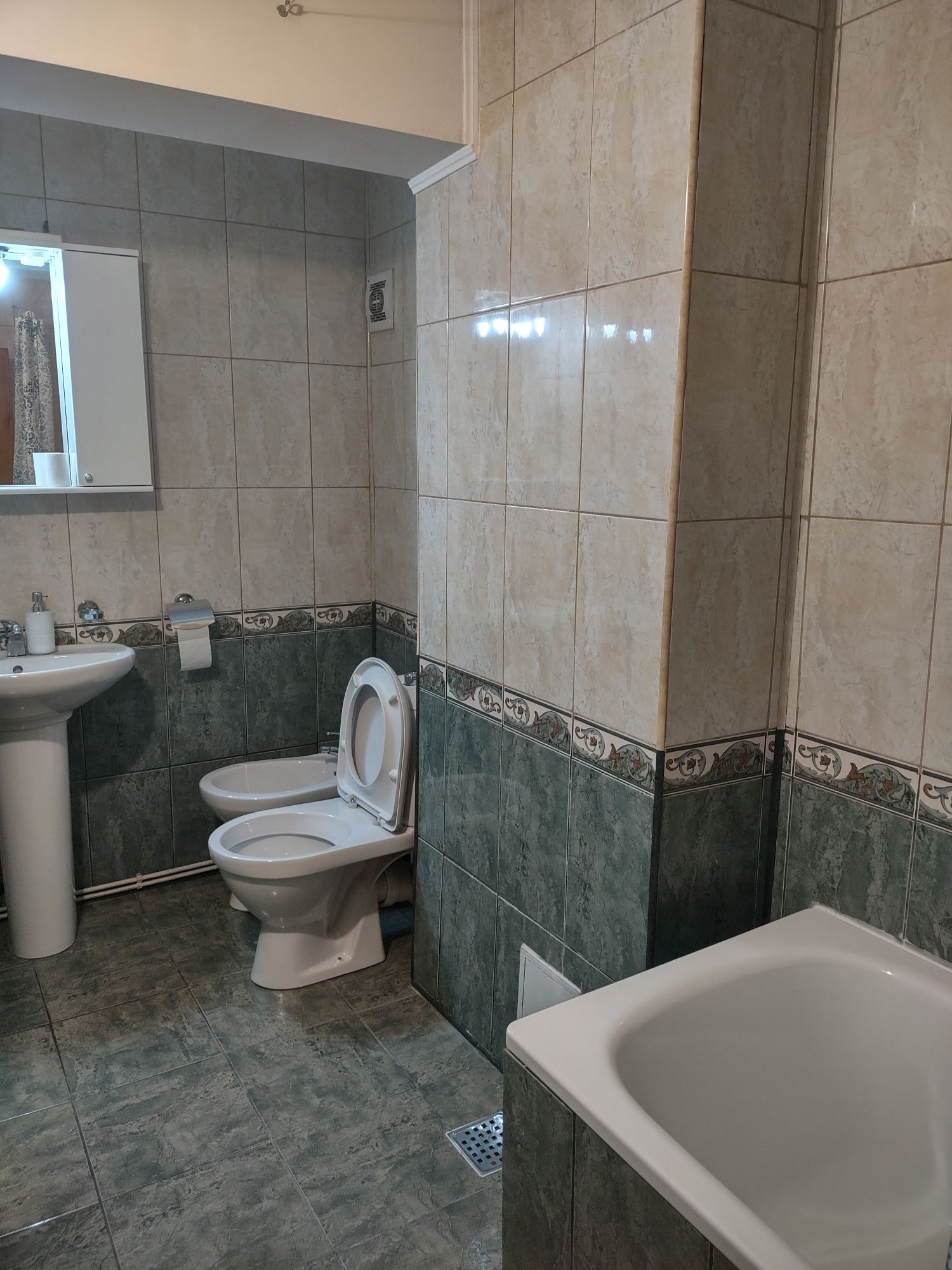 Închiriez apartament 3 camere