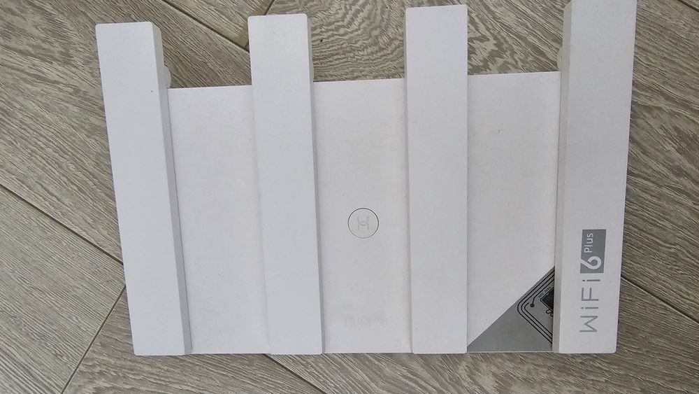 Router HUAWEI  Wifi 6 plus+ suport perete!