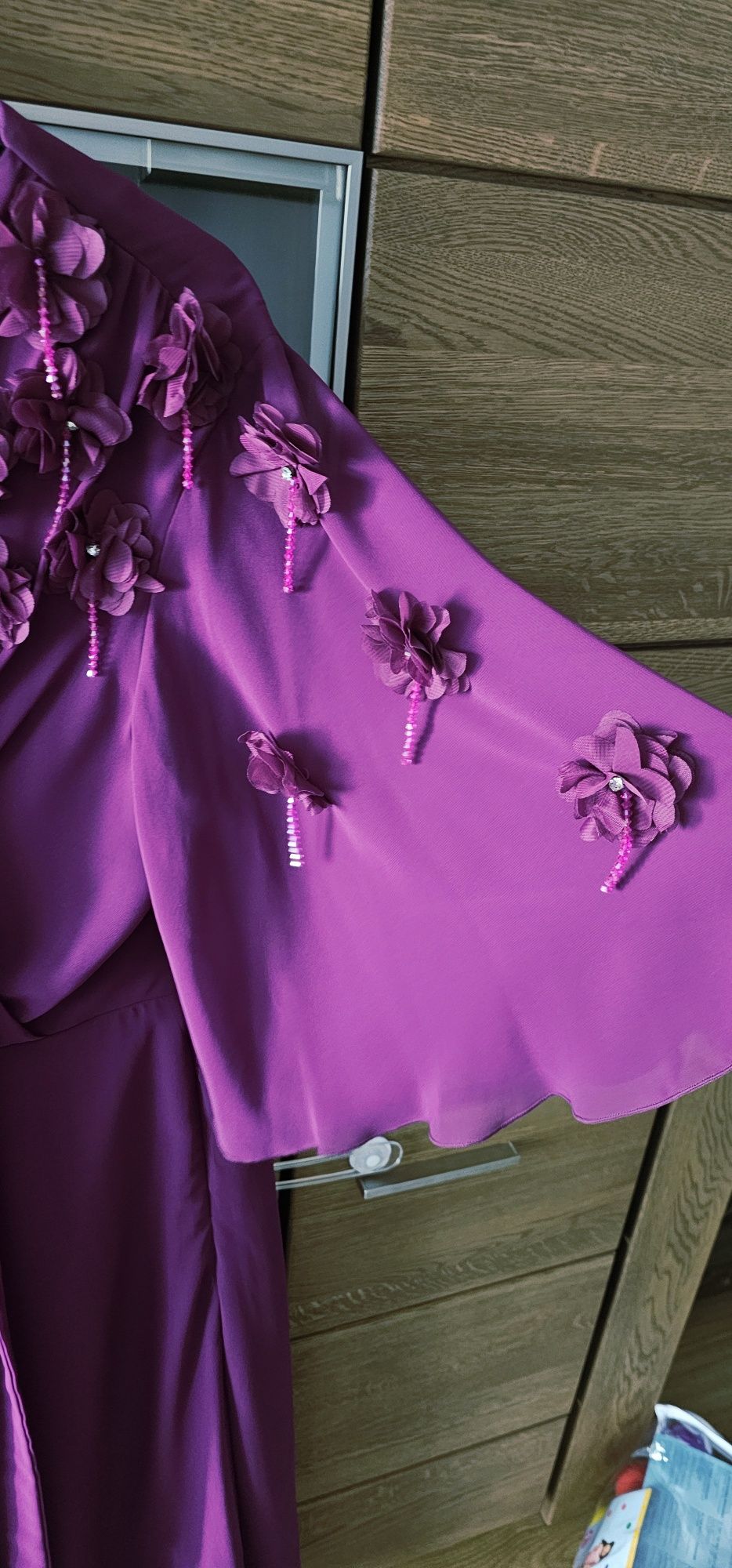 Vand Rochie din voal visinie midi in clos cu aplicatii florale 3D