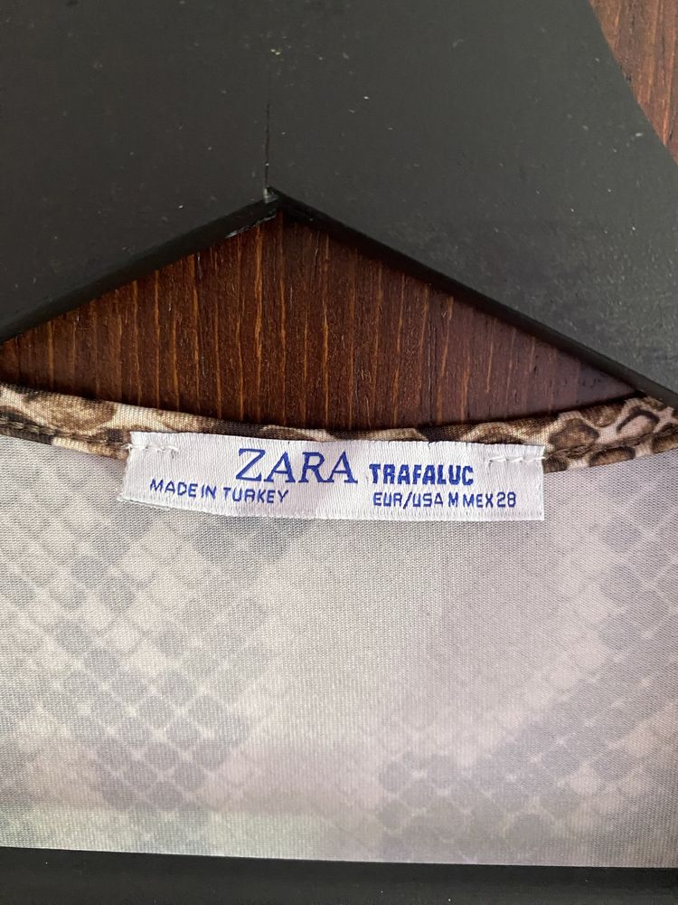 Боди със змийски принт на Zara