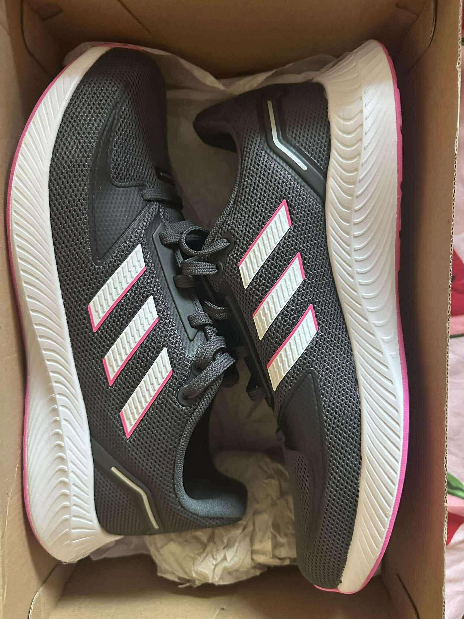 обувки Adidas ( чисто Нови )