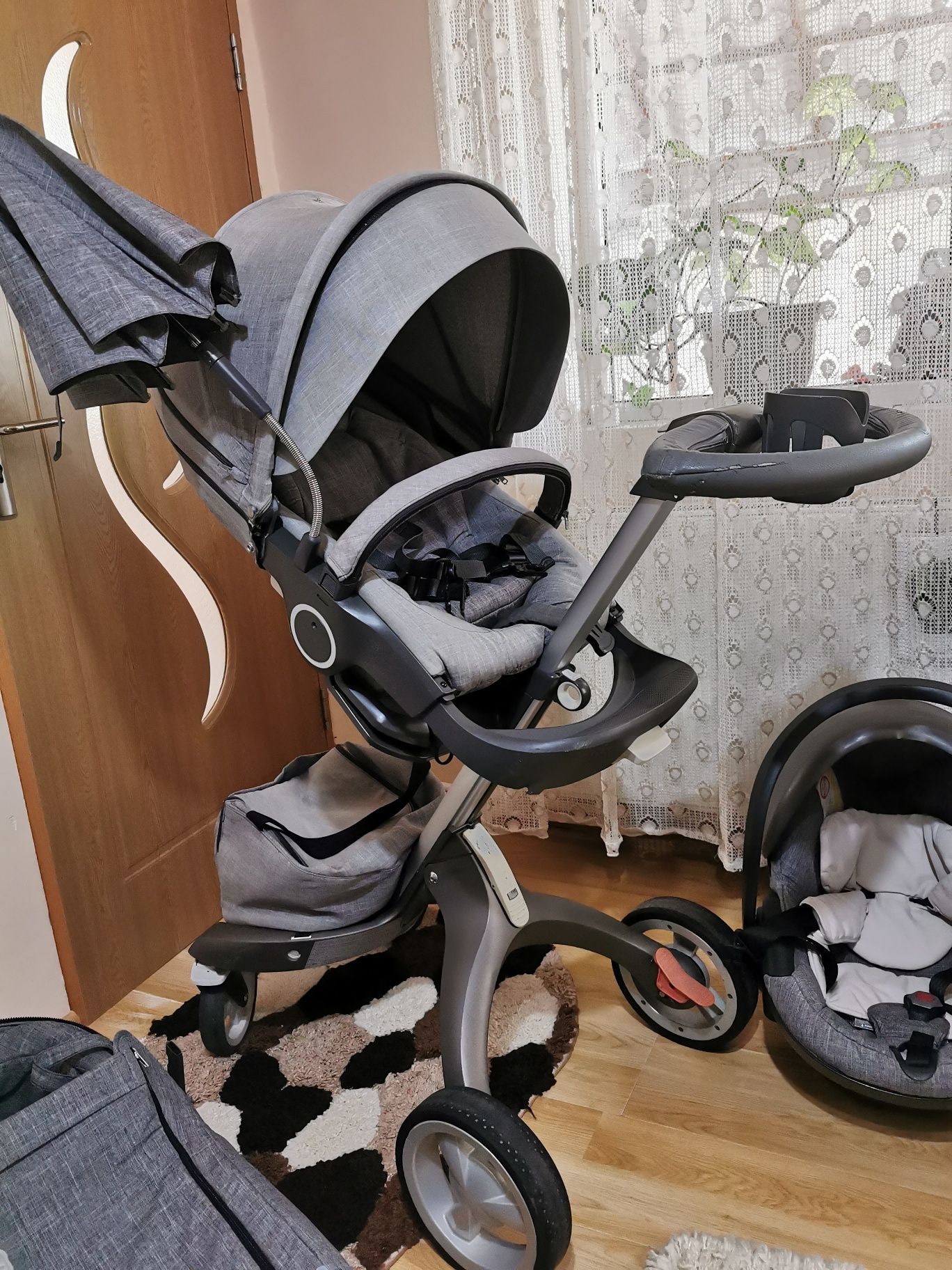 Vând cărucior Stokke V 4, 3 în 1