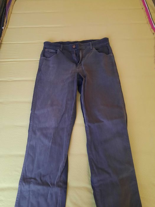 Продавам 2 броя дънки и 1 брой панталон