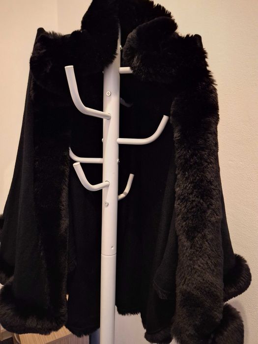 Capa neagra tricotata cu gluga si blana