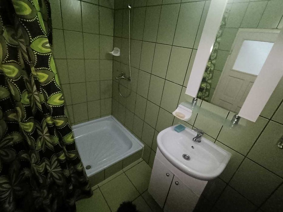 închiriez o camera cu baie pentru o persoana