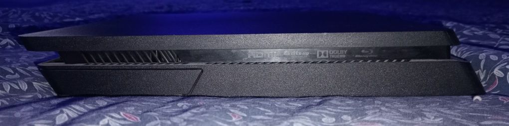 Vând ps4 plus 2  joystick uri plus GTA 5