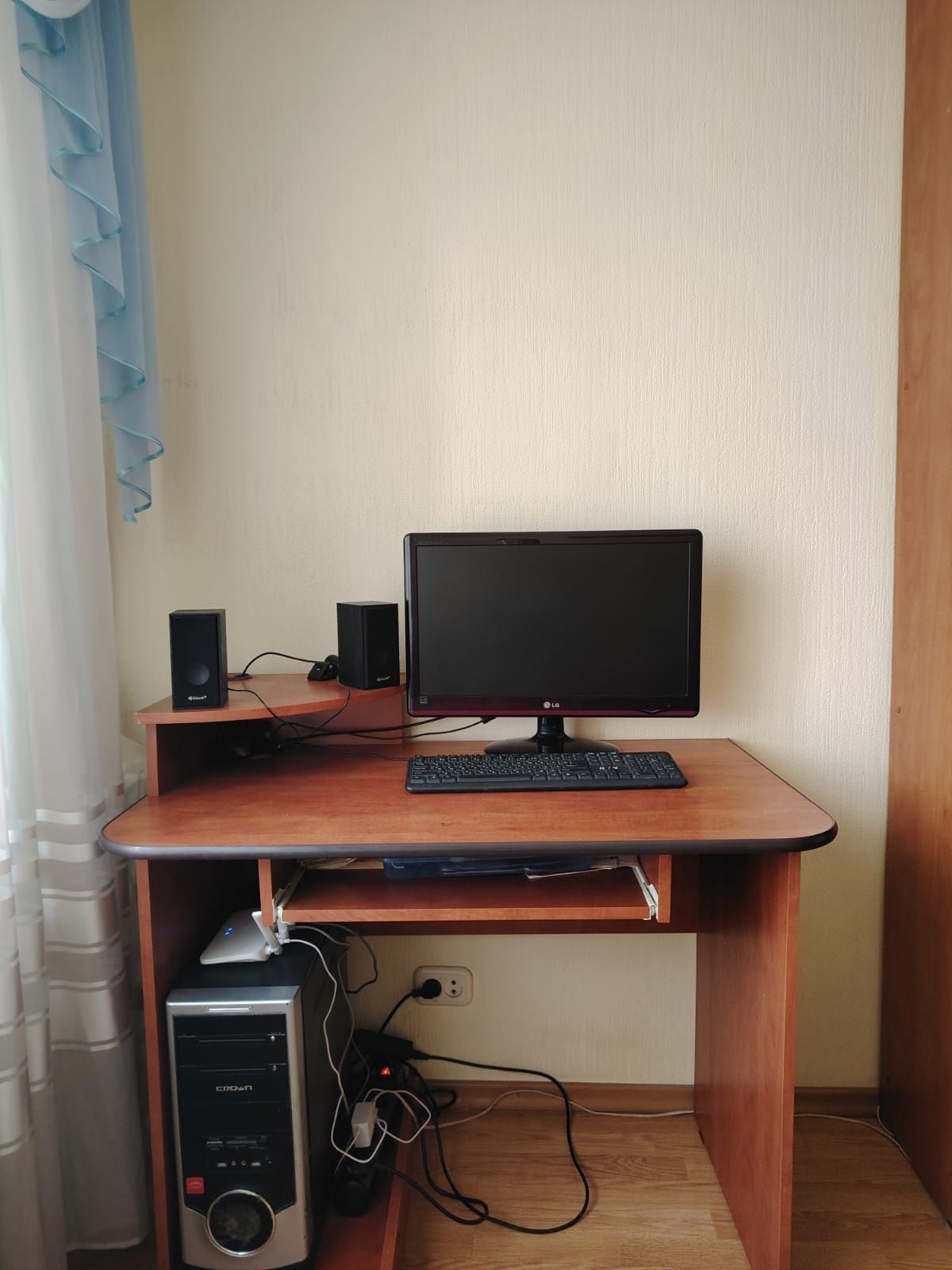 Шкафы две секции и компьютерный столик.