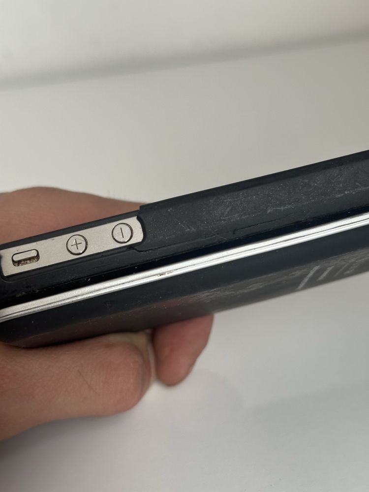 iPhone 4 с Bluetooth QWERTY клавиатура