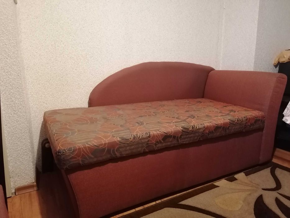 Диван малък с възглавници