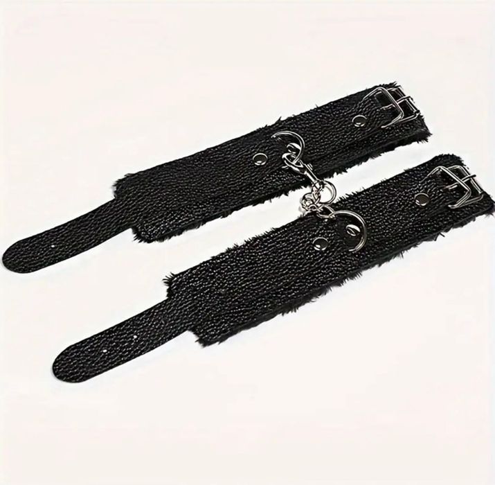 Плюшени белезници за забавление