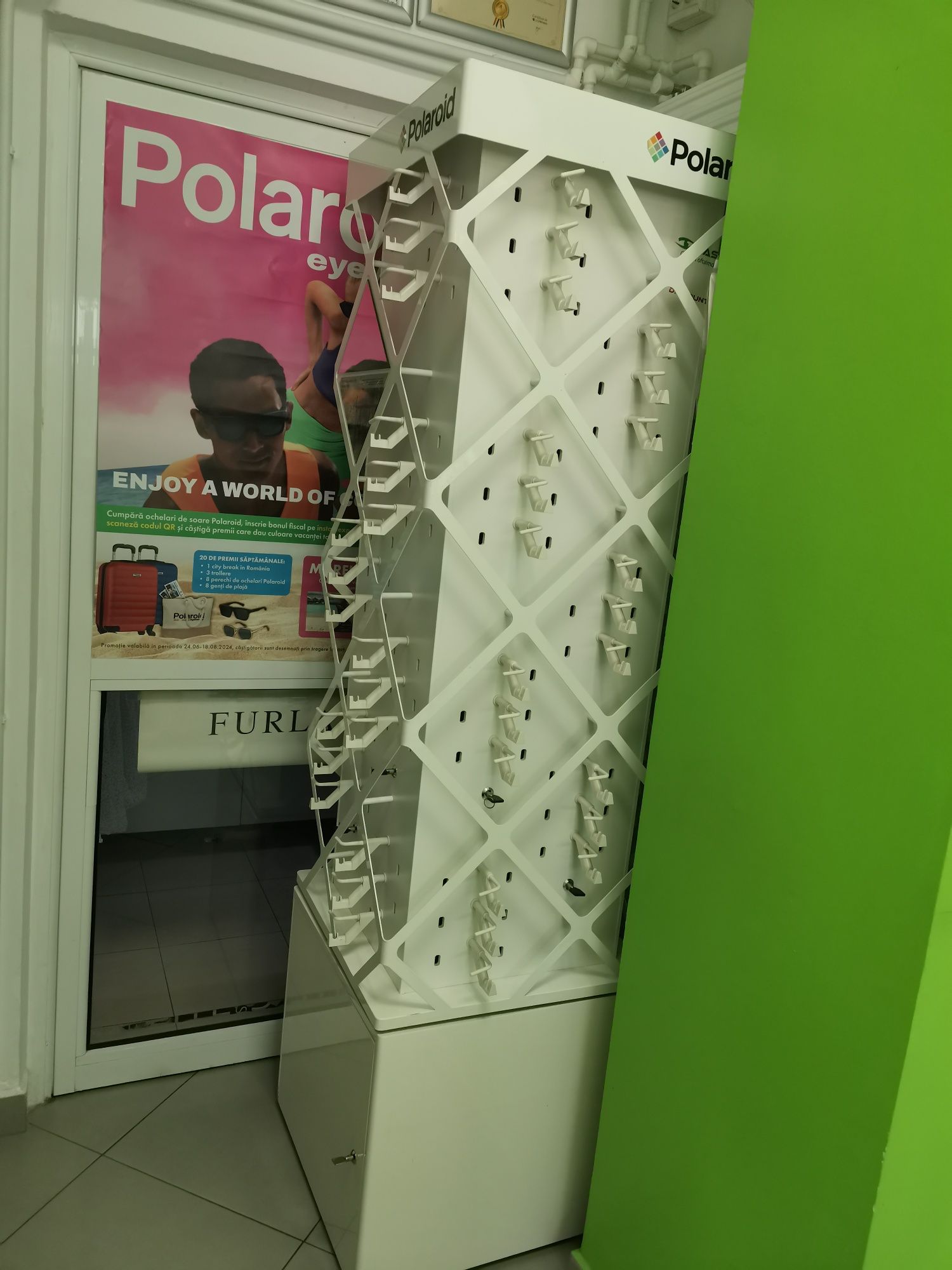 Insula rotativa expunere ochelari