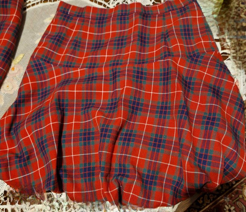 Costumas in carouri,  format din vesta si fusta