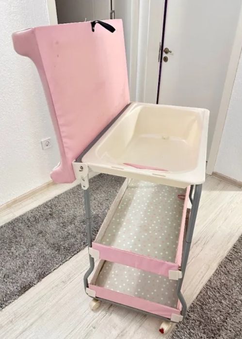 Станция за къпане и повиване. Корито с повивалник