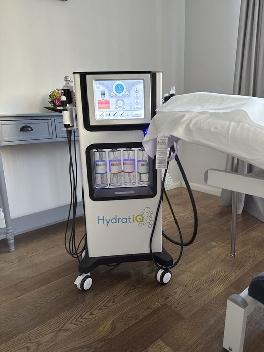 HidratiQ combina faciala cu AquaPeel