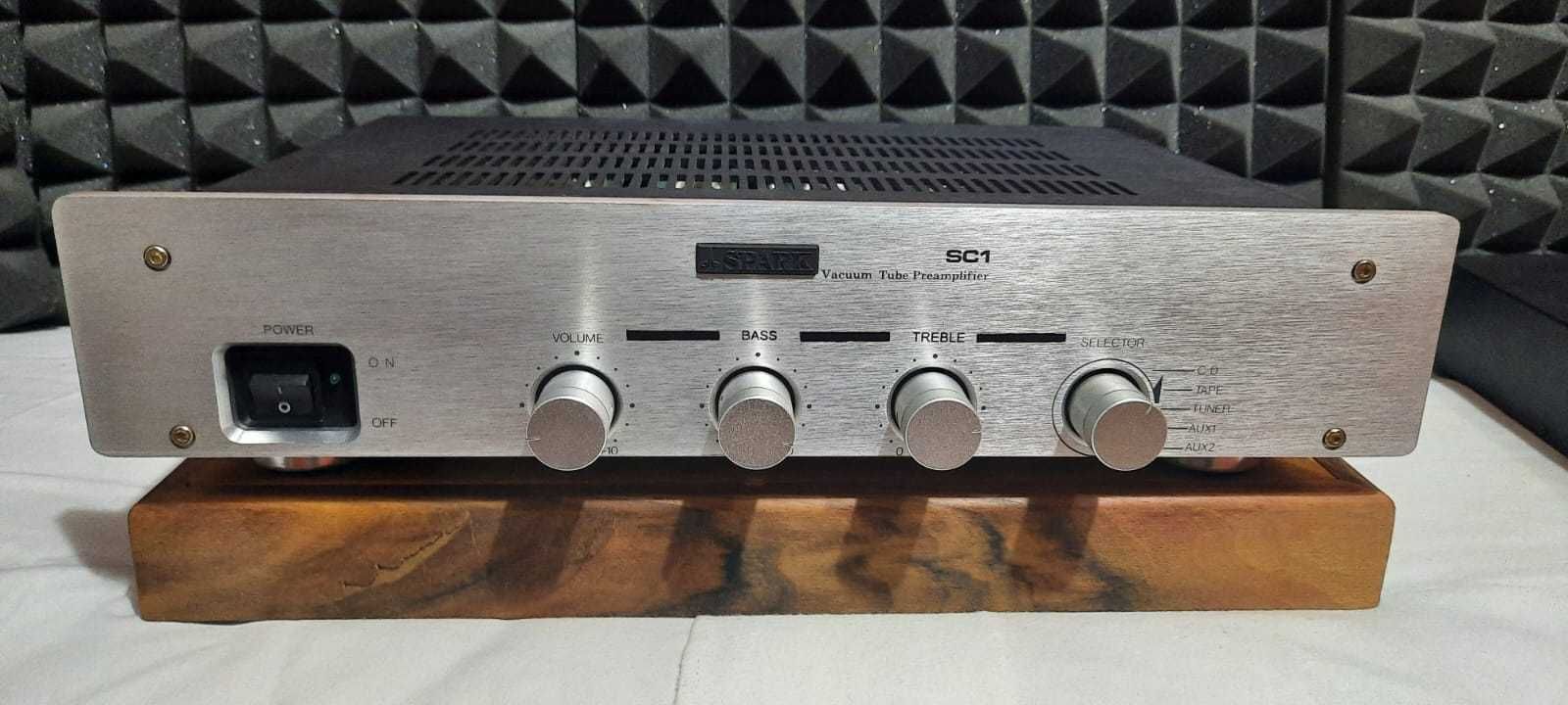 Muzica la preamplificator cu lampi SPARK SC-1 cu sursa separata