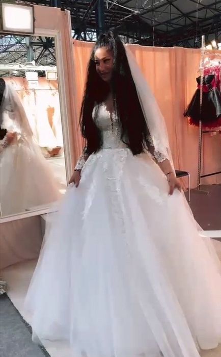 Vand rochita de mireasa. De la luada style