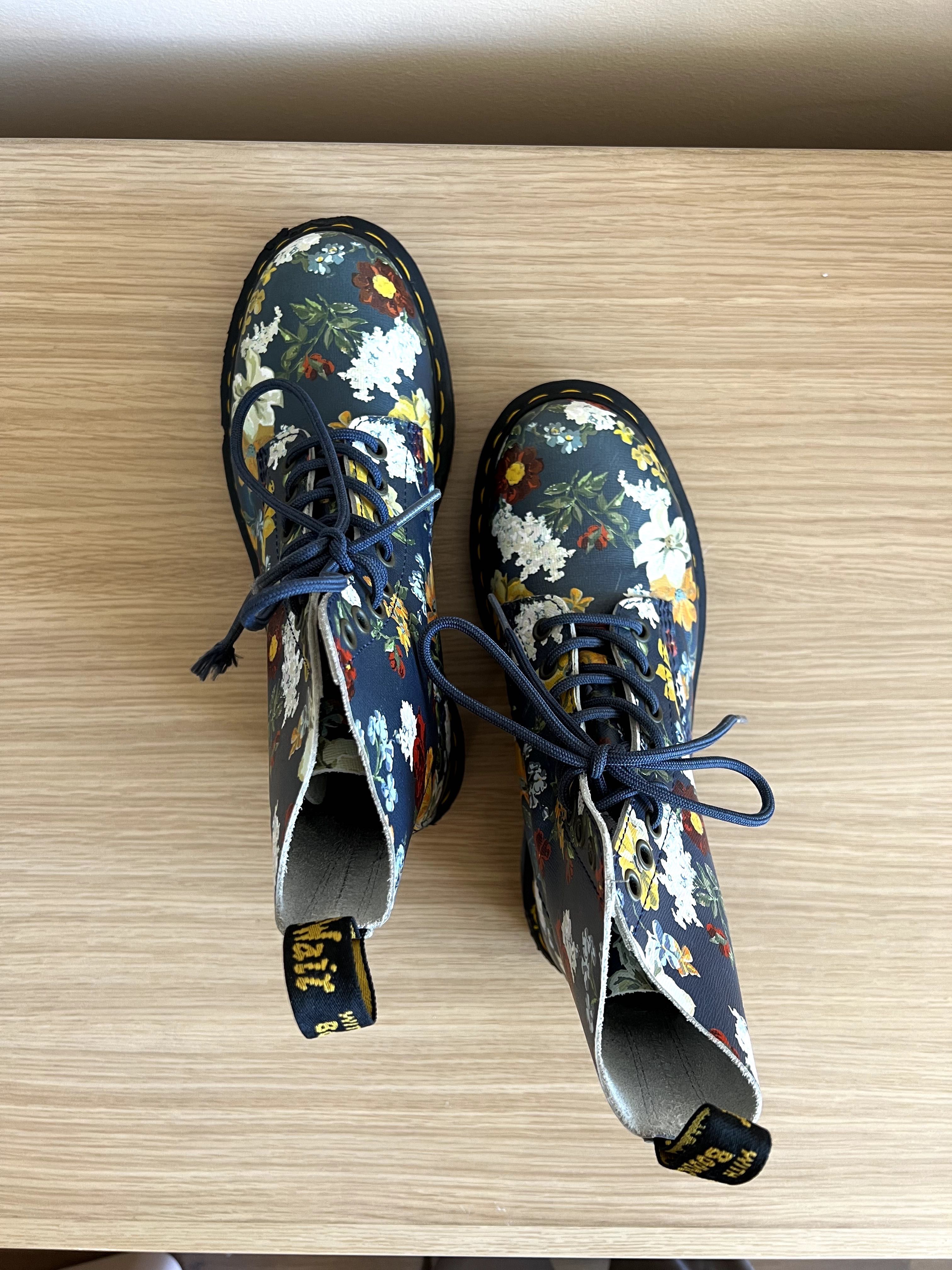 Dr. Martens флорални и цветни кубинки (на цветя)