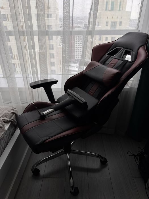 Кожаное , игровое кресло