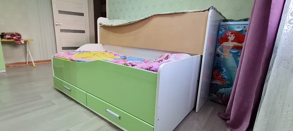 Продам  детскую двухуровневую кровать