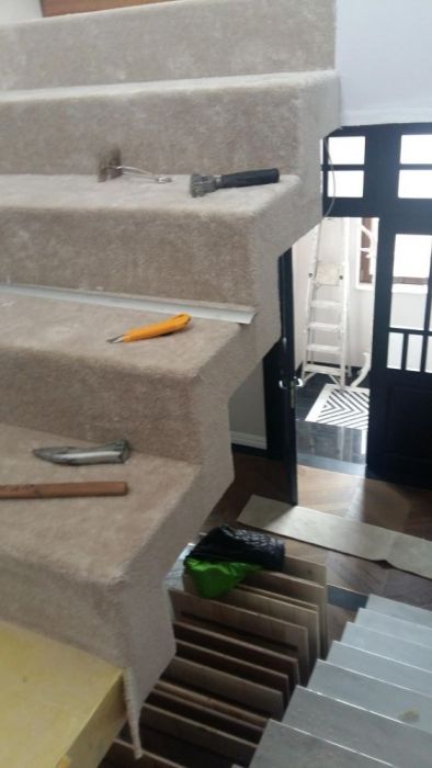 Montaj mocheta si covor Pvc cât și curățat profesional mocheta